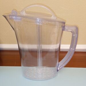 Pampered Chef Clear 2-Quart Quick Stir Pitcher with Plunger Pre-owned